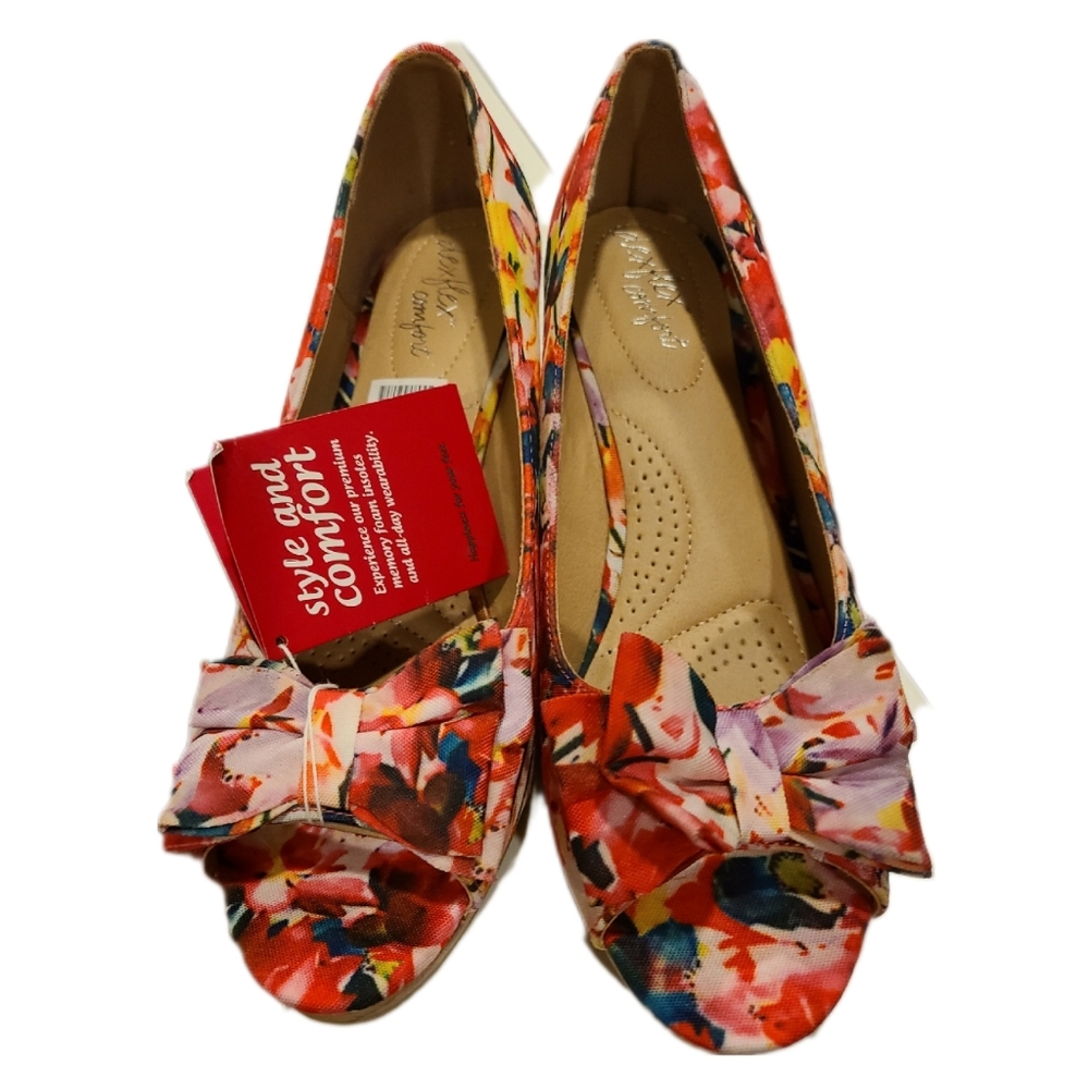 Shoes - NWT Flower heels - SIze 9W